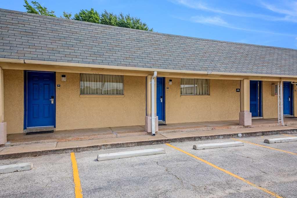 Americas Best Value Inn Giddings Exterior photo