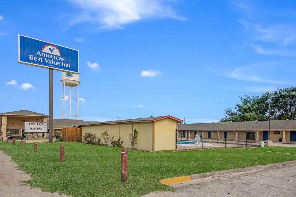 Americas Best Value Inn Giddings Exterior photo