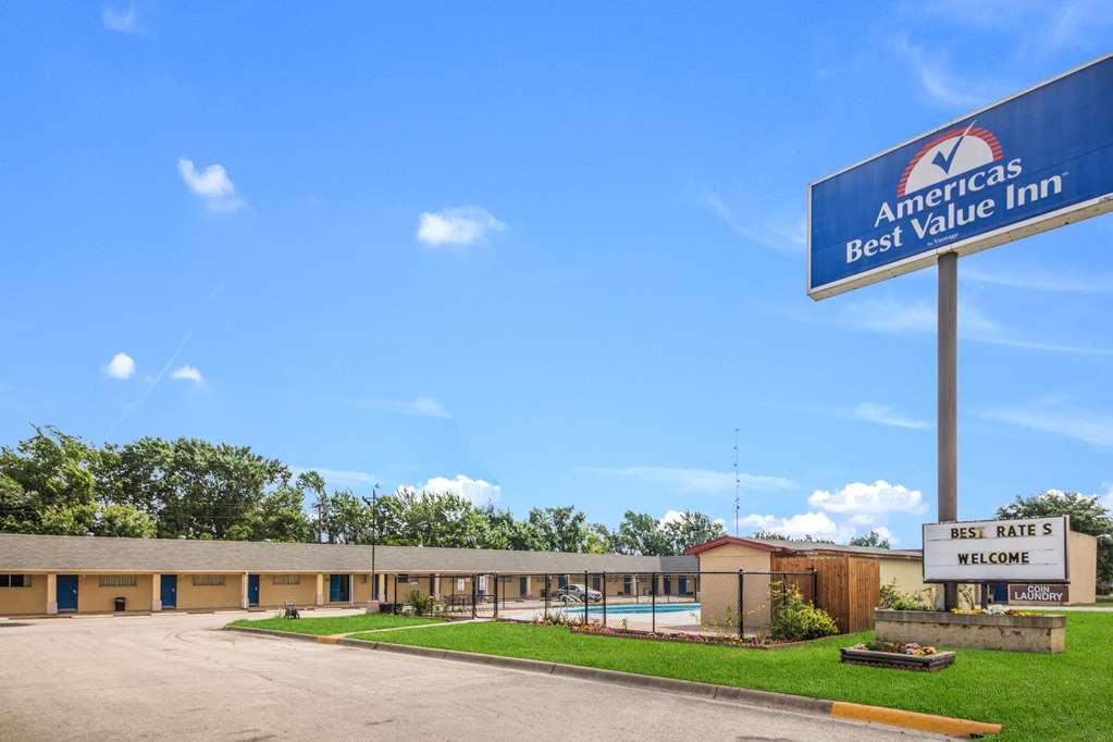 Americas Best Value Inn Giddings Exterior photo