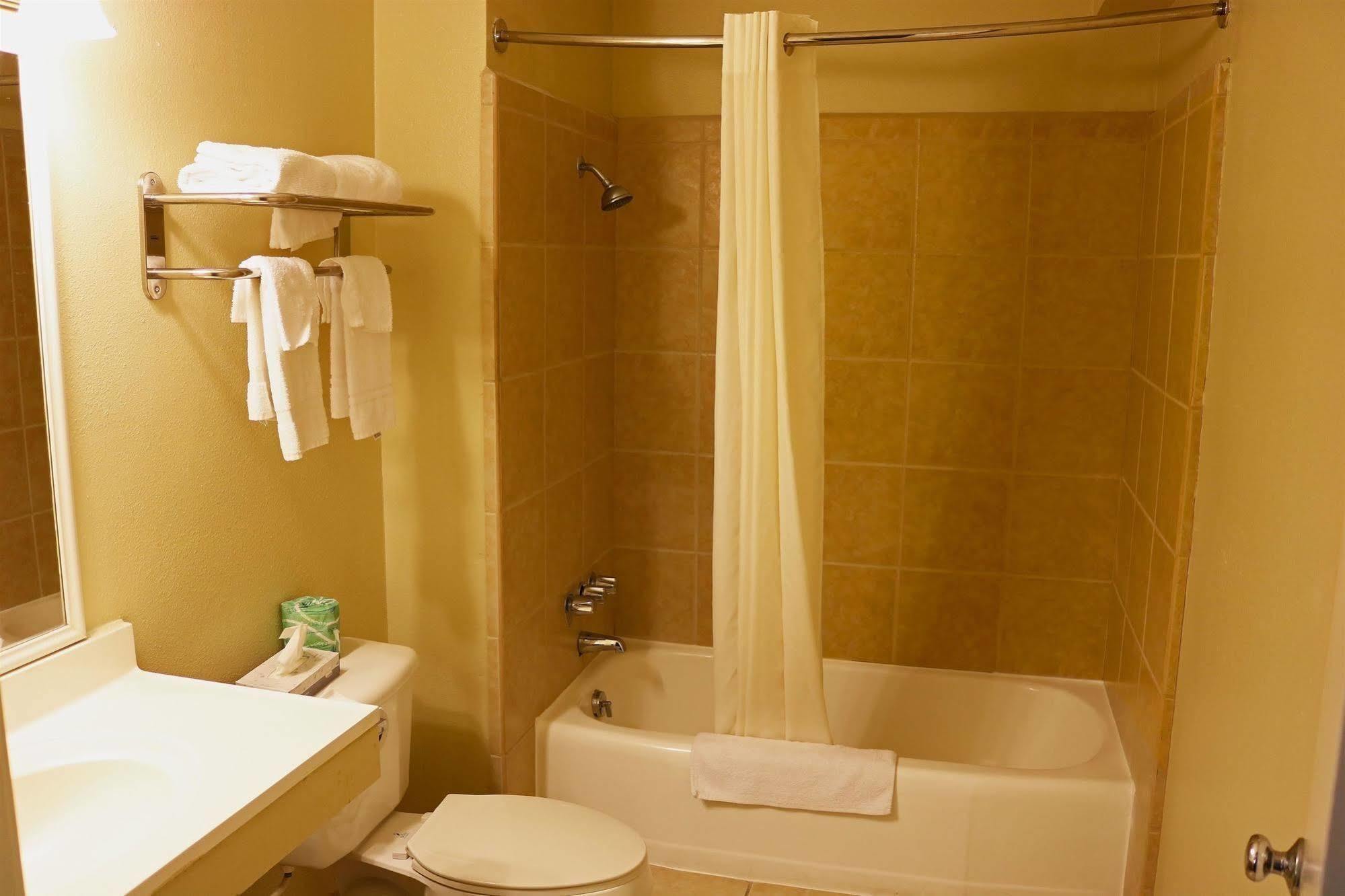 Americas Best Value Inn Giddings Exterior photo