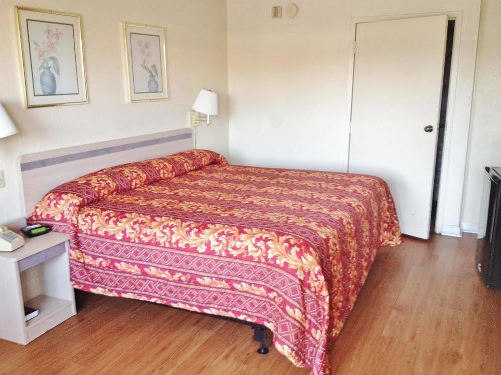 Americas Best Value Inn Giddings Exterior photo